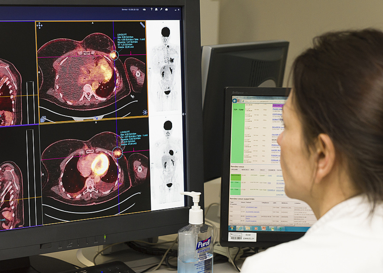 Le déploiement du registre national des cancers reposera sur le pilotage national des registres existants, la consolidation progressive de nouvelles sources de donnée et une gouvernance associant toutes les parties prenantes. (A. Noor/Image Point FR/BSIP)