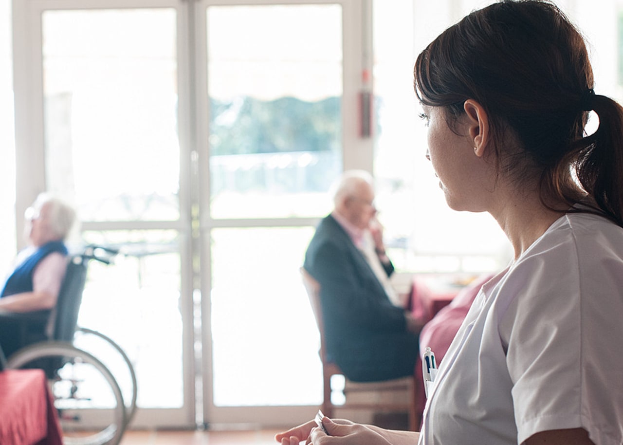 Plus de quatre Français sur dix interrogés pensent vieillir en mauvaise santé, selon un sondage Opinionway pour Clariane. (Albane Noor/BSIP)