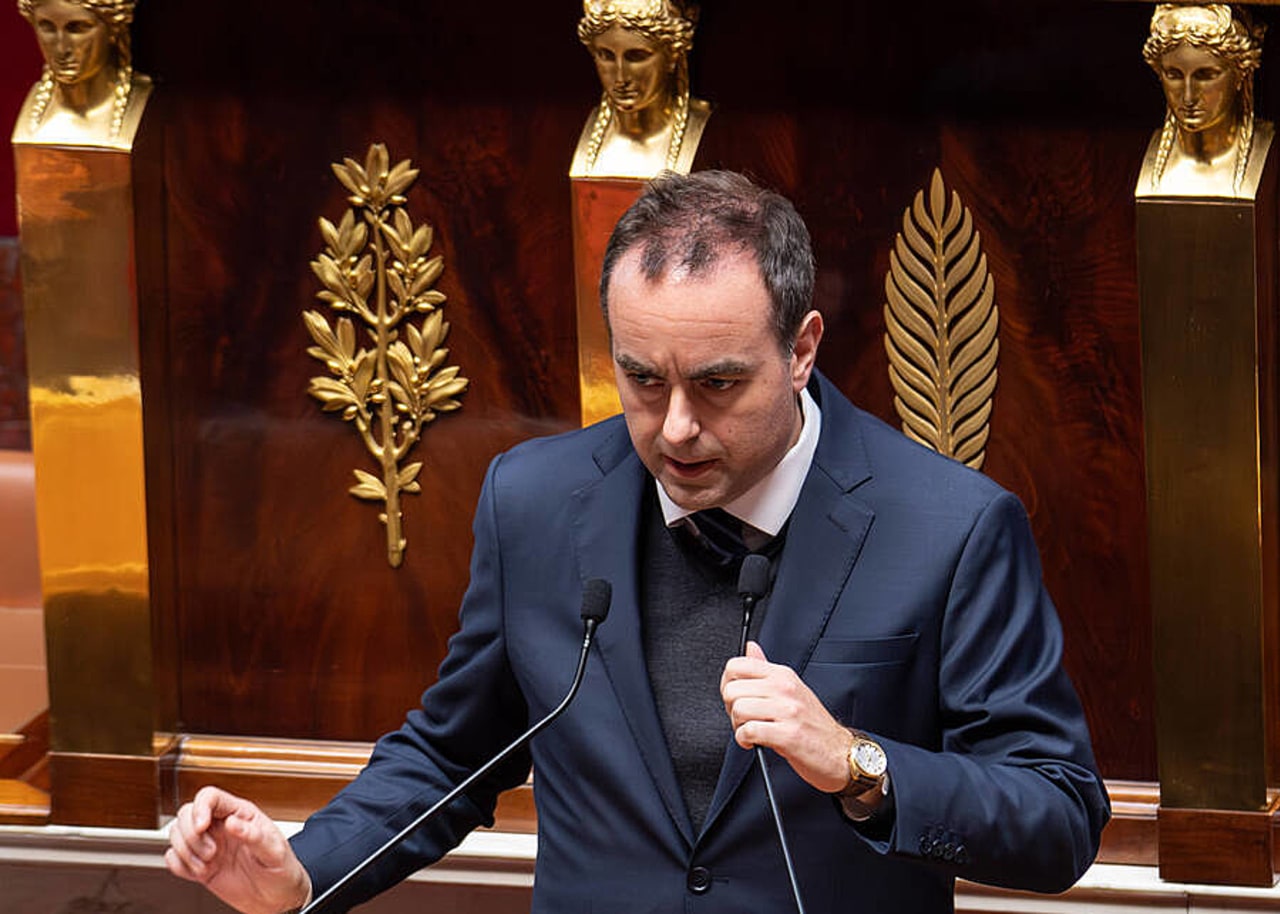 Après le rejet de deux motions de censure, la première partie du budget pour 2026 a été adoptée par 49.3. Le Premier ministre a de nouveau engagé la responsabilité du Gouvernement pour l'intégralité du texte. (Isa Harsin/Sipa)