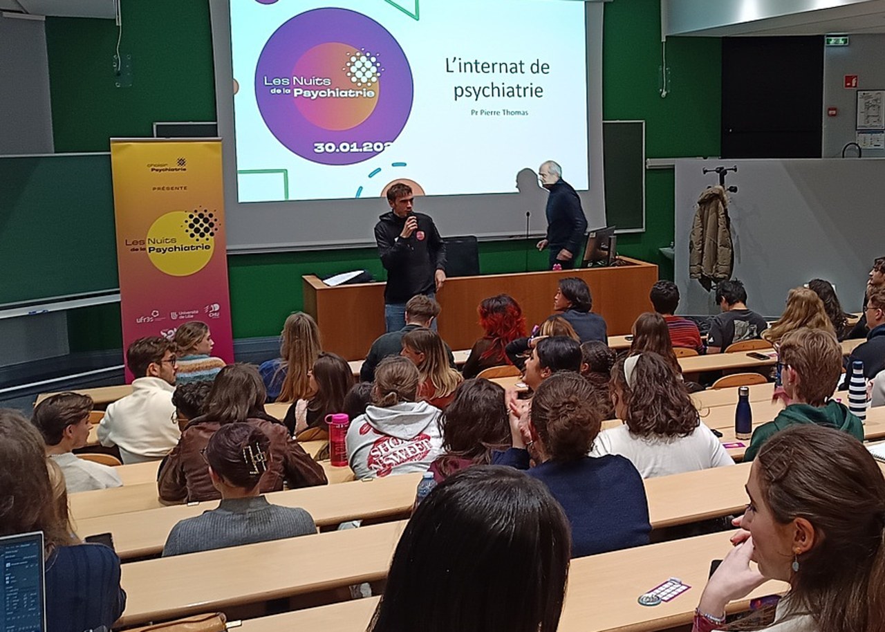 Un peu plus de 100 étudiants ont écouté les professeurs des universités-praticiens hospitaliers lors de la première partie de la nuit de la psychiatrie à Lille, consacrée à une présentation des différents champs de la discipline. (Marie Sénéchal/Hospimedia)