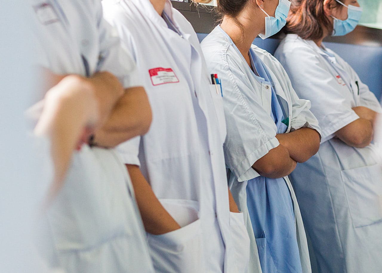 Pour les hospitalo-universitaires et les praticiens hospitaliers, dans l'application de la réforme des astreintes, le compte n'y est toujours pas. (Burger/Phanie)