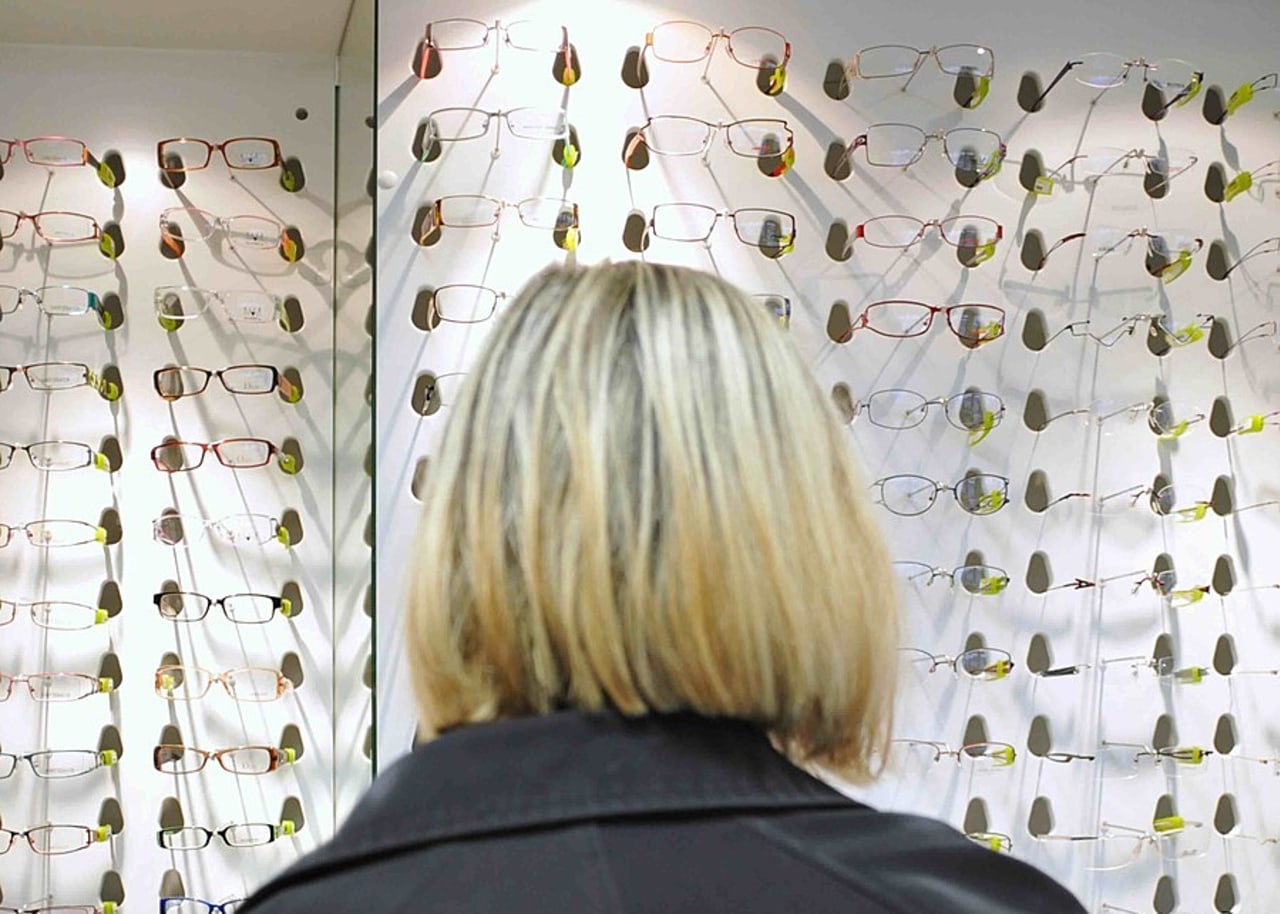 Les opticiens-lunetiers pourraient être autorisés à sortir de leurs boutiques pour intervenir en Ehpad. (OPDT/BSIP)