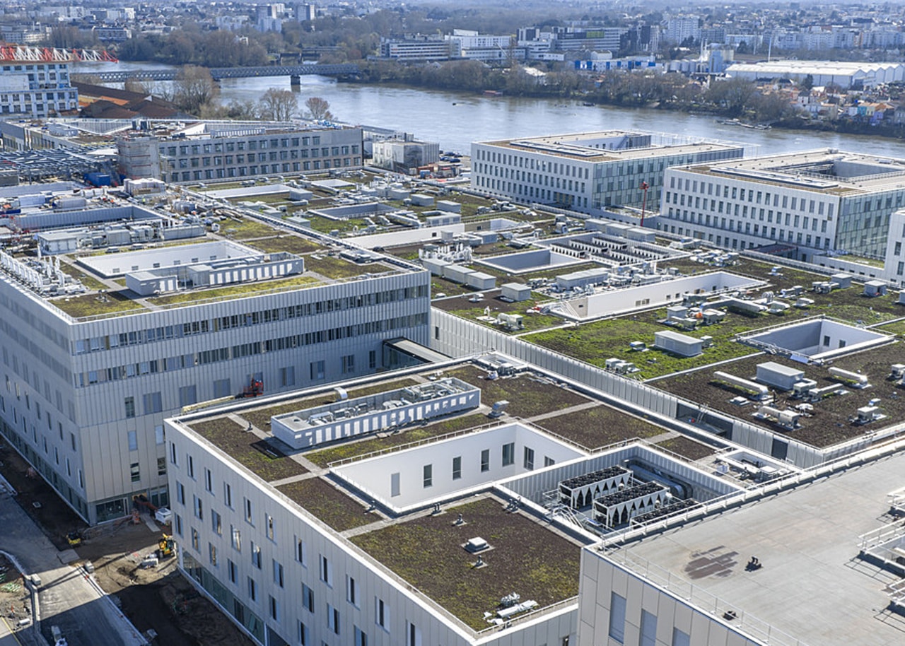 Le bâtiment du plateau médico-technique est doté d'une toiture végétalisée et de passerelles pour faciliter les circulations. (Julien Gazeau/Ylhos)