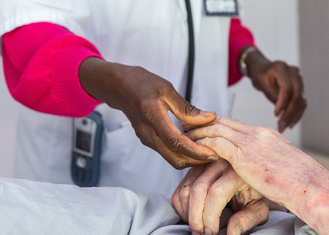 L'isolement et l'épuisement des aidants sont les deux principaux domaines de précarité identifiés dans l'étude. (Burger/Phanie)
