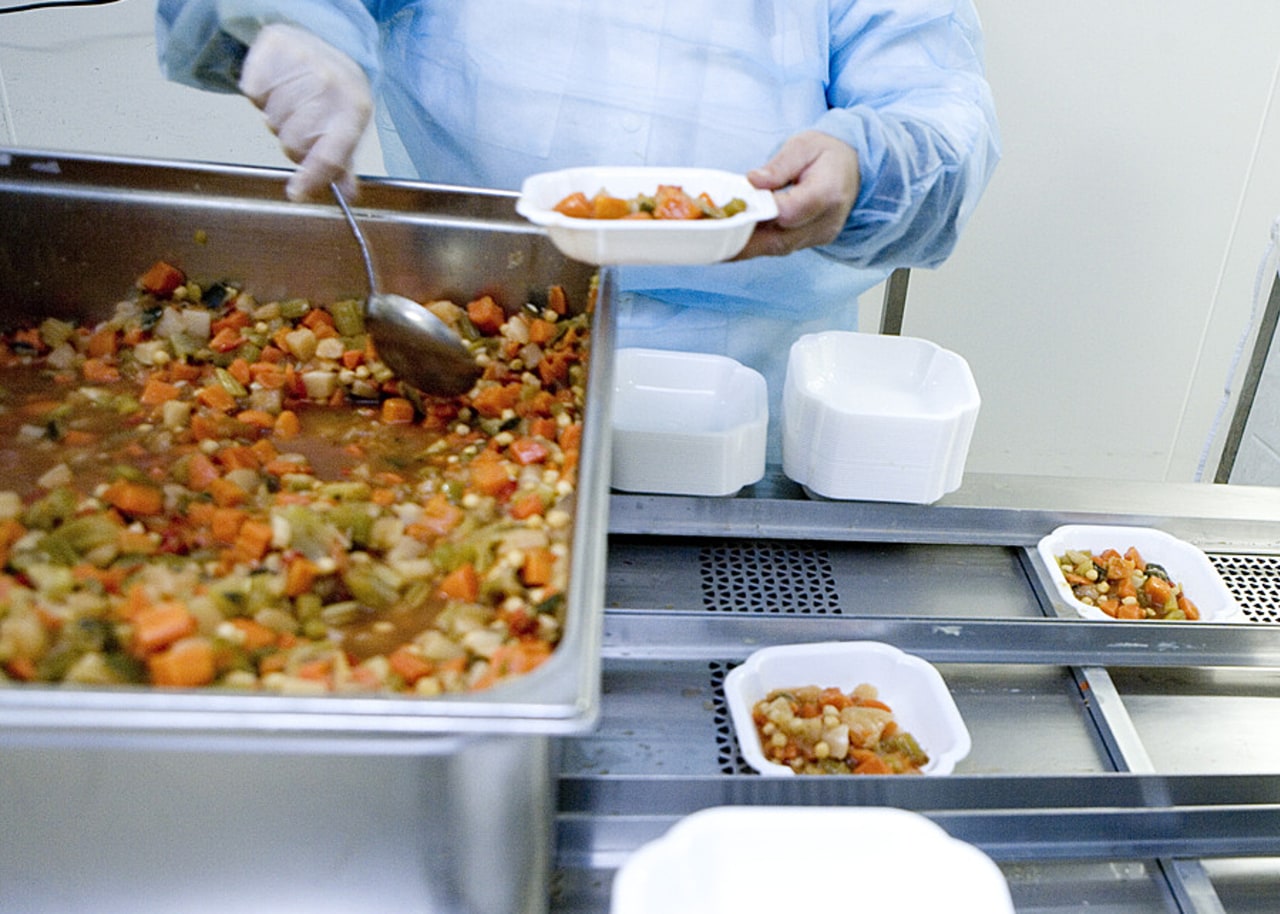 Encore loin d'atteindre 20%, le taux de produits bios utilisés en restauration collective est de 6,8% dans le secteur médico-social et de 3,8% dans le secteur sanitaire. (Bruno/Image Point FR/BSIP)