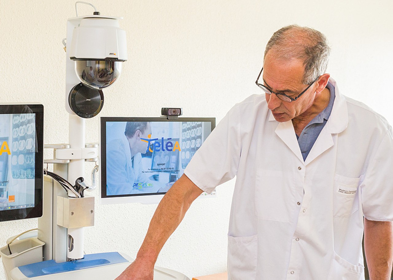 Le recours à un médecin coordonnateur de manière dématérialisée avait été évoqué en septembre dernier. Il doit permettre d'assurer cette mission obligatoire au sein d'un Ehpad, mais de manière temporaire uniquement. (Burger/Phanie)