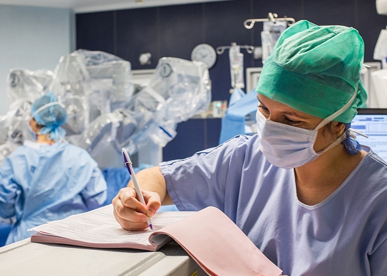 À La Réunion, l'hôpital de Saint-Paul avait mis en place en 2024, pour attirer des Ibode, une aide à la location d'un logement d'une durée de deux mois et d'un montant mensuel maximum de 1 500 €. Cette initiative ne reposait toutefois sur aucun fondement juridique. (Burger/Phanie)