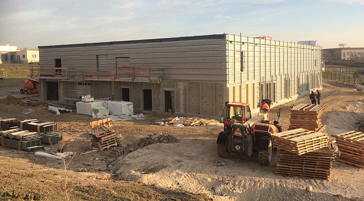 Le bâtiment en cours de construction