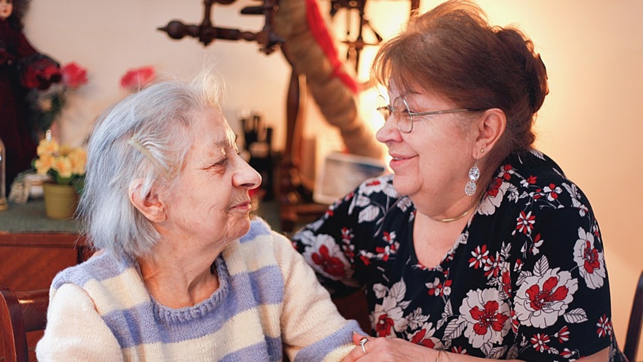 Les plateformes d'accompagnement et de répit participent au repérage des besoins et attentes du couple aidant-aidé. (Grimaud/BSIP)