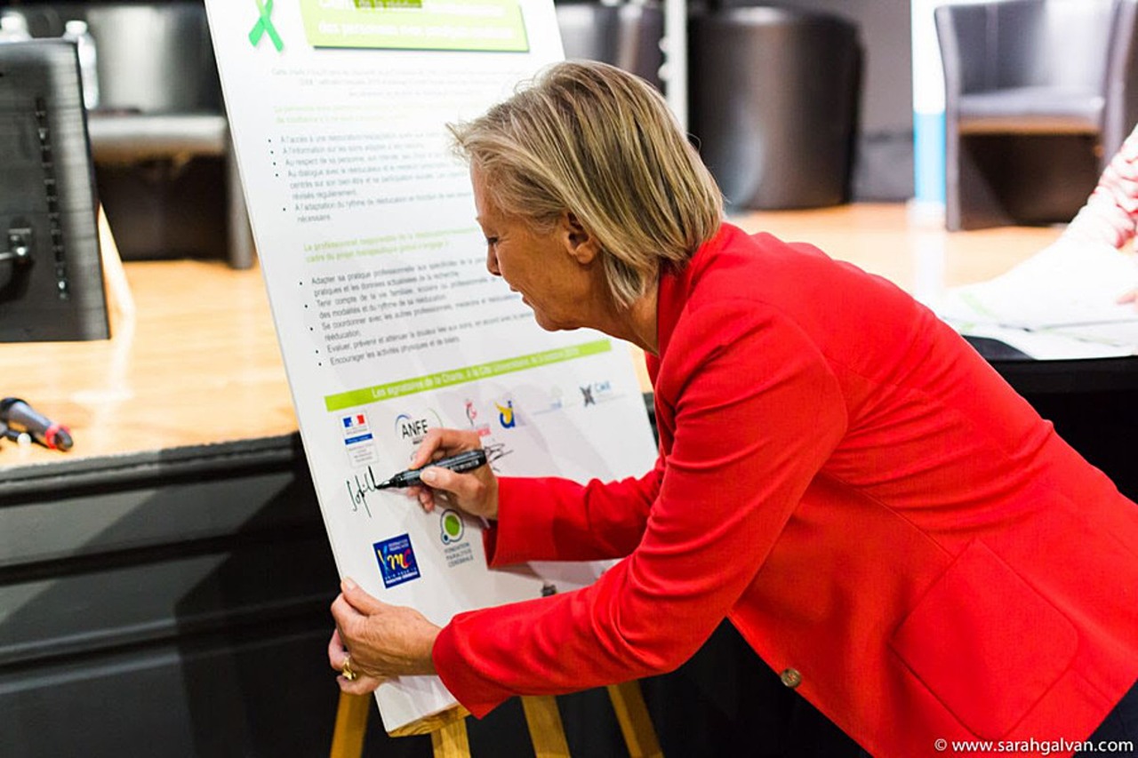 La charte e la rééducation-réadaptation des personnes avec paralysie cérébrale propose aux signataires 10 articles pour concrétiser leur engagement.