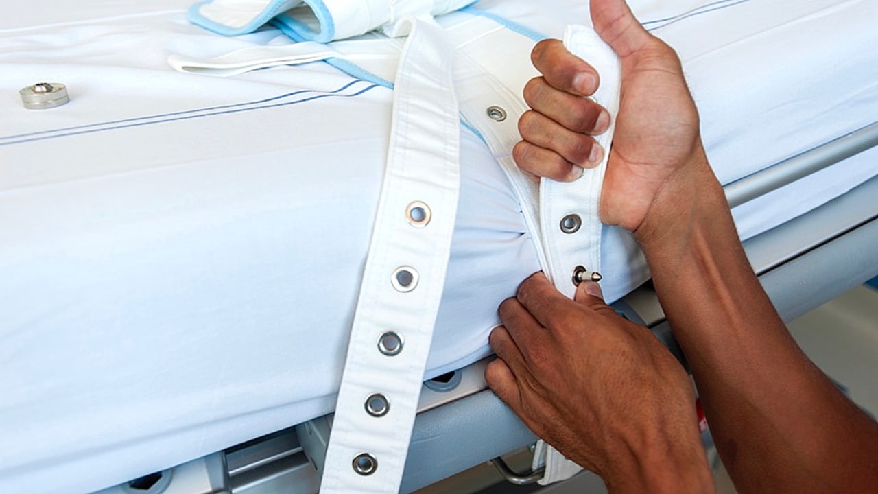 Les ceintures font partie des dispositifs de contention physique.