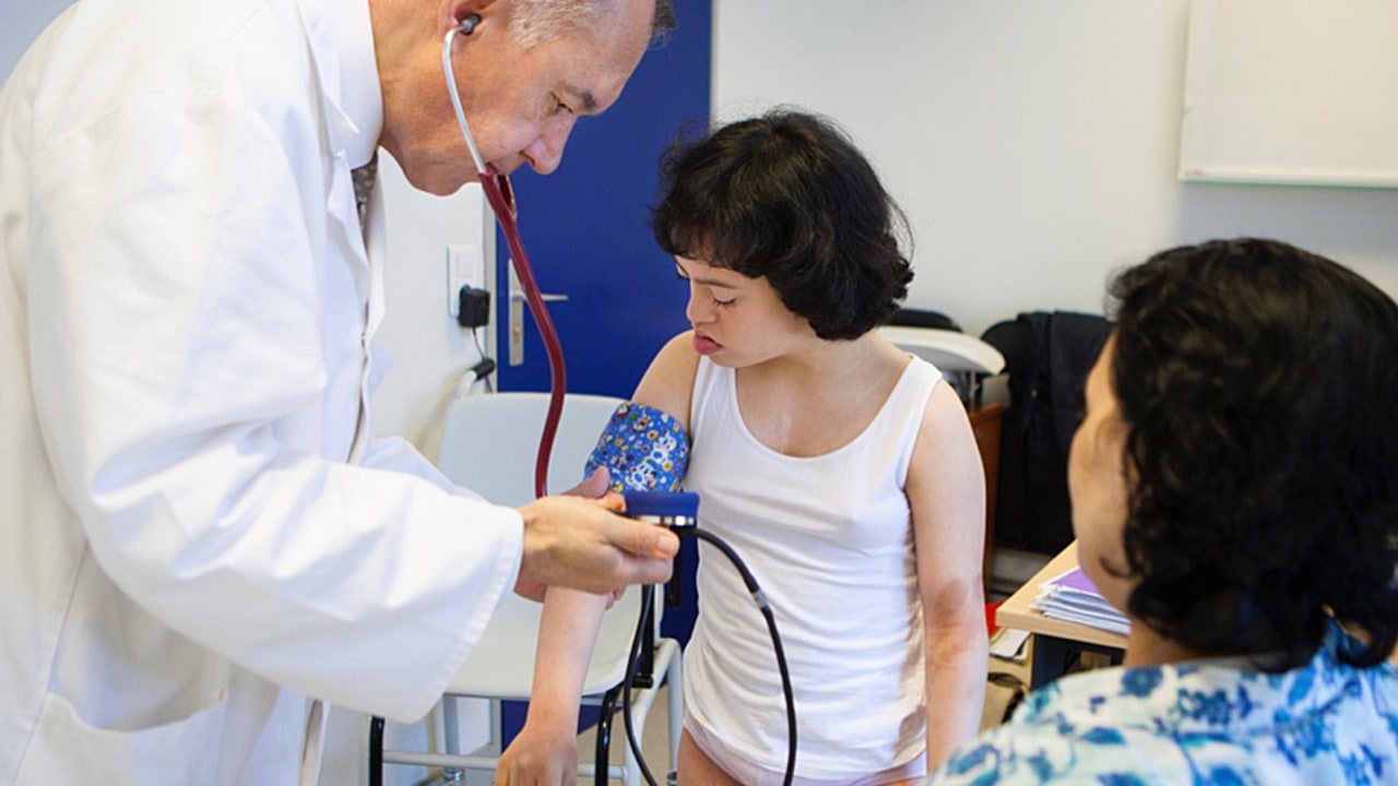 Le rapport préconise de "recentrer" et financer les structures médico-sociales sur trois missions : le nursing, la coordination de la prévention et des soins, et l'accompagnement à la déficience et l'autonomie.