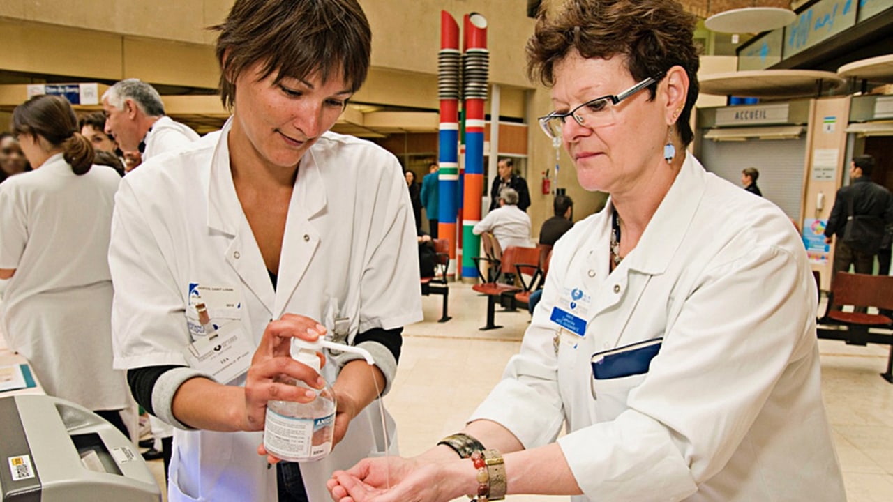 Le 5 mai depuis dix ans, a lieu la journée mondiale de l'hygiène des mains. La sensibilisation des professionnels de santé à la friction avec un produit hydro-alcoolique y occupe une place de choix.