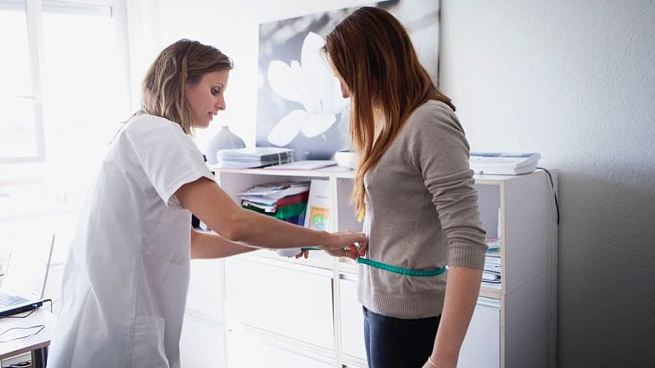 Le diagnostic de dénutrition est exclusivement clinique. Le poids doit être mesuré à chaque consultation et/ou hospitalisation et renseigné dans le dossier médical.