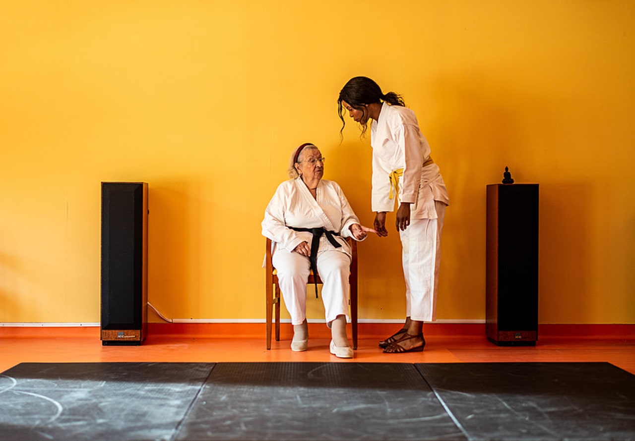 Au travers de duos professionnels-résidents, la mini-série d'Olivier Babinet entend mettre en images la réalité de la prise en charge en Ehpad.