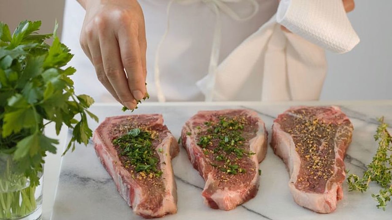 L'Institut Paul Bocuse préconise dans son guide culinaire d'apporter un maximum de saveurs dans les plats servis aux personnes âgées.