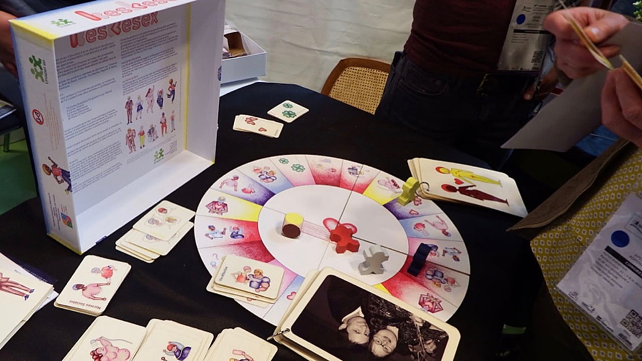 Parmi les outils proposés pour accompagner les personnes déficientes intellectuelles dans leur vie affective, l'Unapei de l'Oise a conçu le jeu Kesekesex.