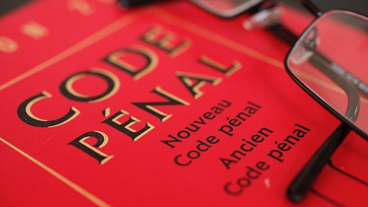 La proposition de loi implique une évolution du Code pénal en ajoutant une dérogation au secret médical, sous condition.