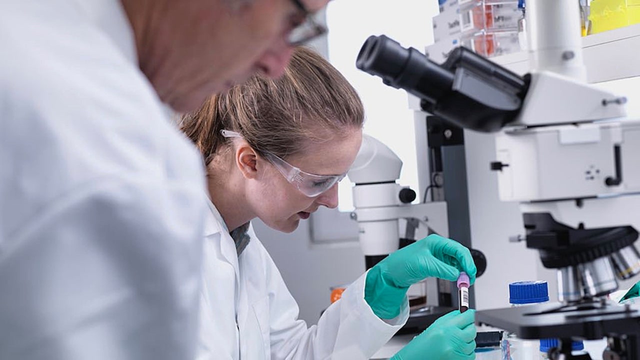 Au-delà de la recherche clinique, l'enjeu est au développement de la recherche en soins premiers et à la recherche paramédicale.