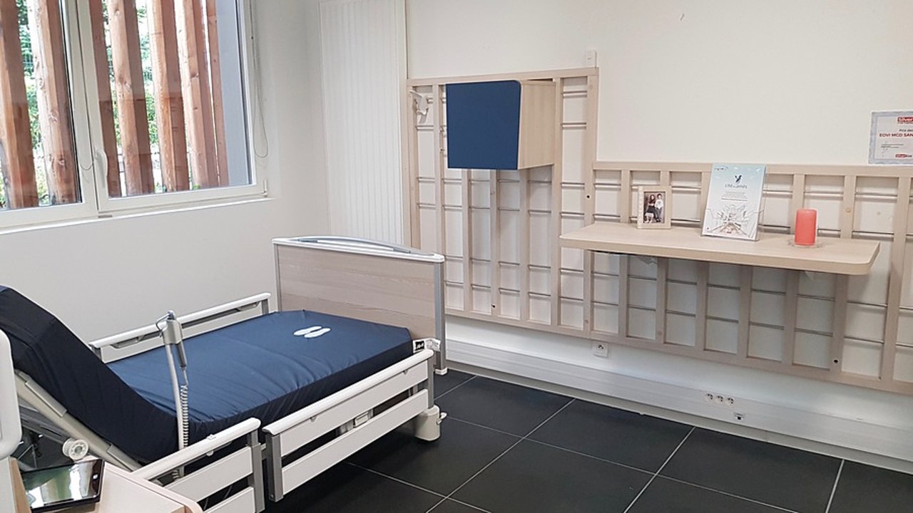 D'abord testée au sein du MedtechLab de l'École des mines de Saint-Étienne, la box des fragilités mise sur la discrétion. Ici, elle est installée au-dessus de la trame du mobilier.