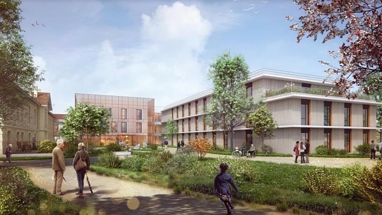 Le parvis d'entrée conserve un aspect très végétalisé qui incite à la promenade.