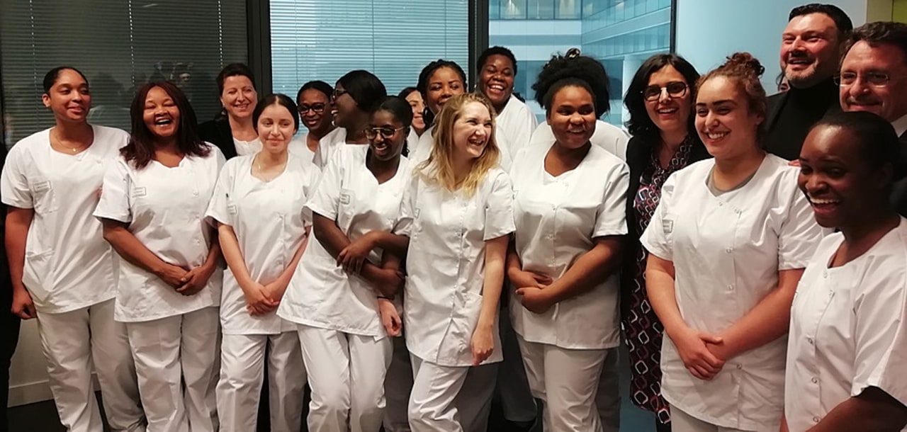 Agnès Buzyn et Myriam El Khomri posent pour la photo à l'occasion d'une rencontre avec les étudiants de l'Ifas de Nanterre.