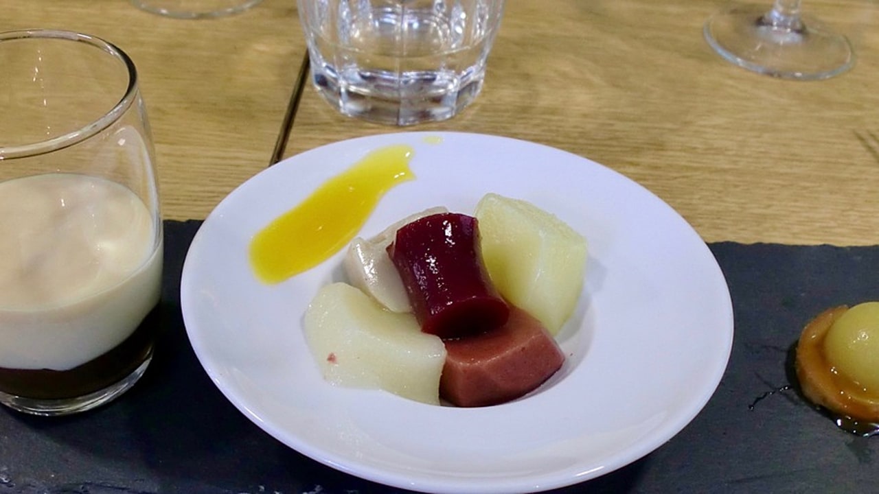 Une salade de fruits mixée est proposée aux personnes souffrant de dysphagie.