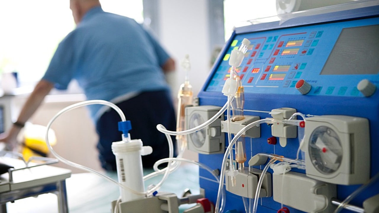Les établissements privés à but lucratif avec une mono-activité de dialyse affichent en 2016 un résultat d'exploitation à 15% de leur chiffre d'affaires : une "rentabilité anormalement élevée", pour la Cour des comptes.