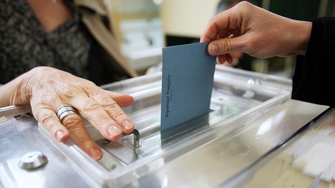 La mesure prise par l'Intérieur entend "garantir le droit de vote des personnes présentes dans les hébergements collectifs" tout en cherchant à "éviter d'augmenter le risque d'introduction du virus".