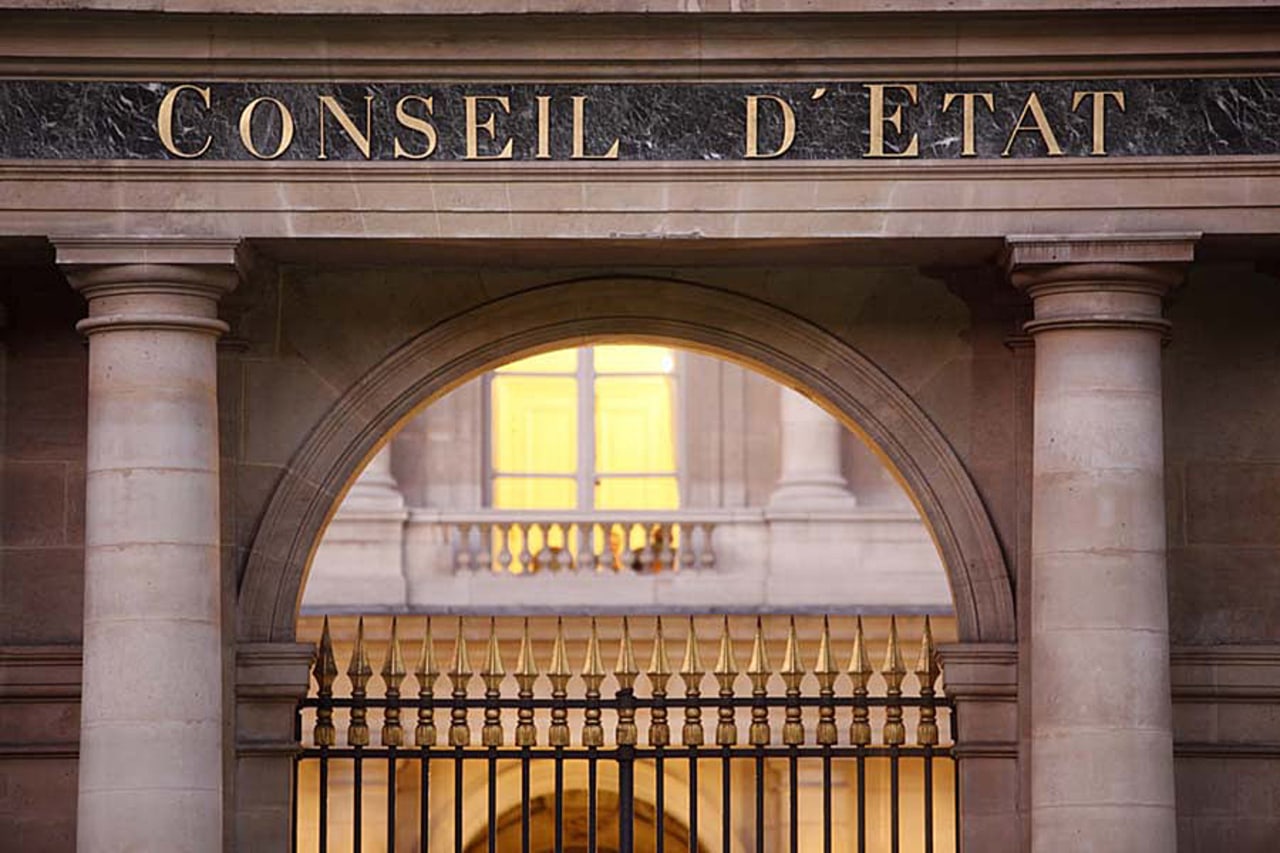 Pour le Conseil d'État, rien n'empêche qu'un directeur soit nommé délégué d'officier de police judiciaire pour l'établissement de procurations. Cependant, "il appartient d'éviter toute situation dans laquelle des pressions pourraient être exercées".