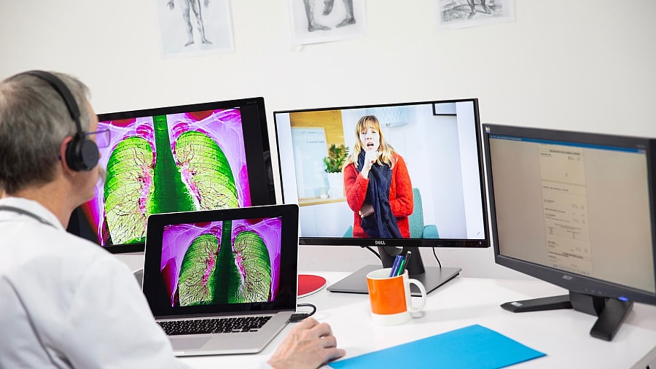 La téléconsultation est encouragée pour limiter les déplacements des personnes susceptibles d'être infectées par le Covid-19. Pour épauler les professionnels de santé, les entreprises et les établissements ont ouvert leur dispositif gratuitement.