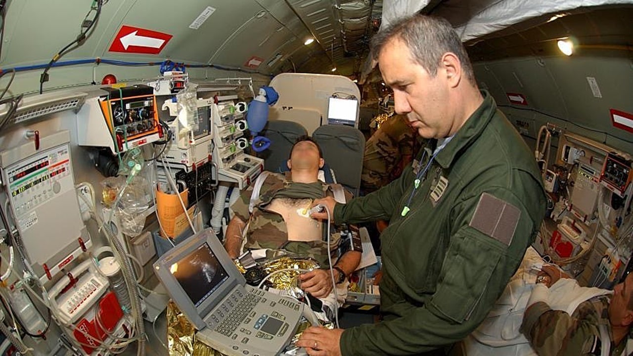 Dans l'attente du déploiement de l'hôpital de campagne, l'armée réalise des transferts de patients des hôpitaux alsaciens vers le reste de la France grâce à son dispositif Morphée (image d'archive de l'Armée de l'air).