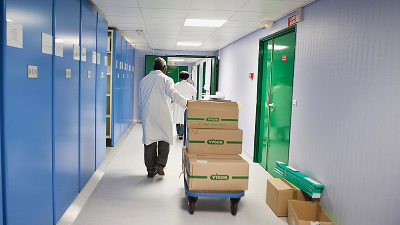 Les livraisons de matériel médical se poursuivent malgré le confinement. La société Geodis a été appelée en renfort des grossistes-répartiteurs.