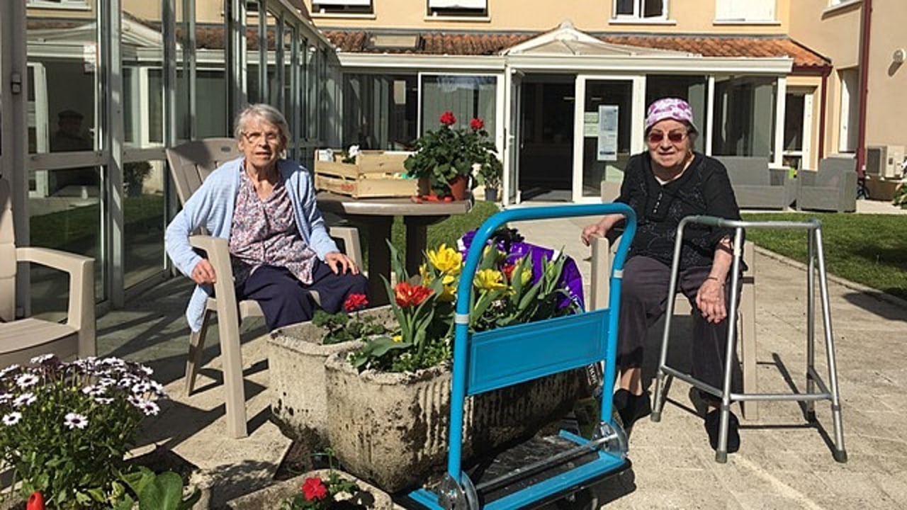 Le confinement total n'empêche pas le jardinage à l'Ehpad Bergeron-Grenier.