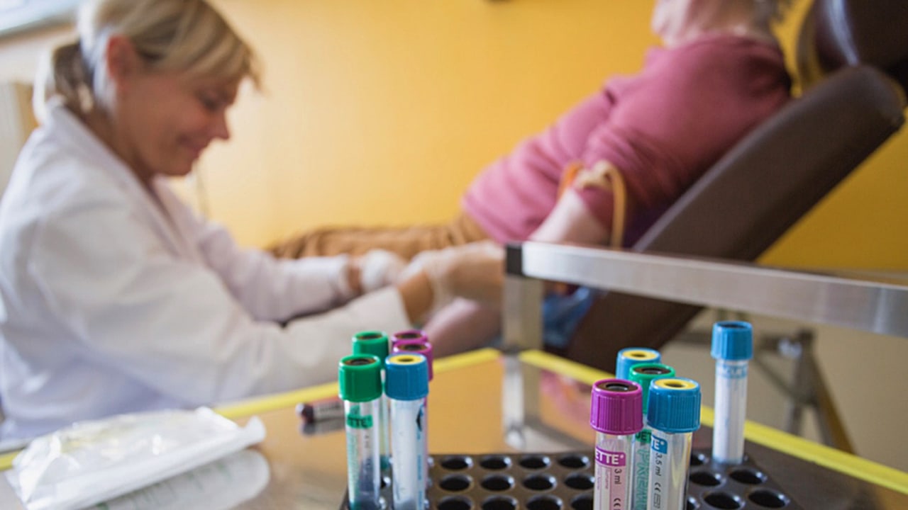 La recherche clinique non-Covid se poursuit en partie avec le double objectif de garantir la sécurité des patients et d'éviter de surcharger les hôpitaux. Les essais sur volontaires sains sont ainsi stoppés.