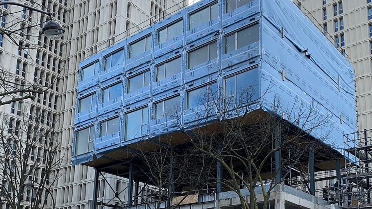 À la grande différence de l'hôpital de campagne mis en place sous tentes à Mulhouse, le concept architectural est proposé en dur, en bois et potentiellement pérenne.
