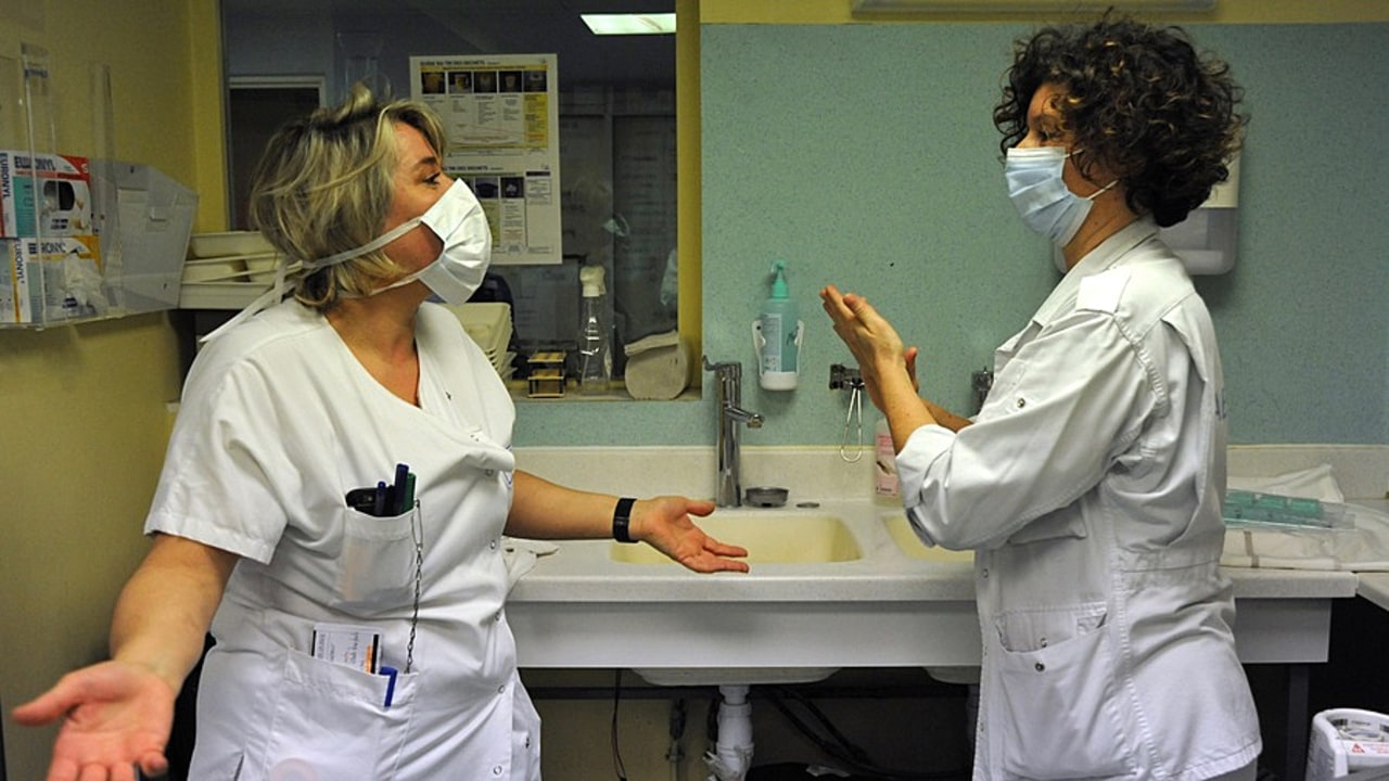 Emmanuel Macron a reconnu des "failles" pour ne pas dire des "ratés" sur l'accès des soignants aux masques, blouses et gants. Après cette "faiblesse logistique", la France doit renouer avec "une indépendance sanitaire et technologique".