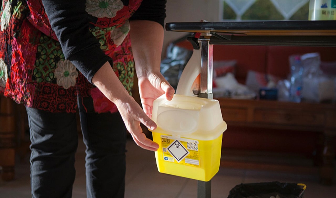 Les déchets générés dans le cadre d'un acte de soins à domicile doivent être éliminés par le professionnel de santé.