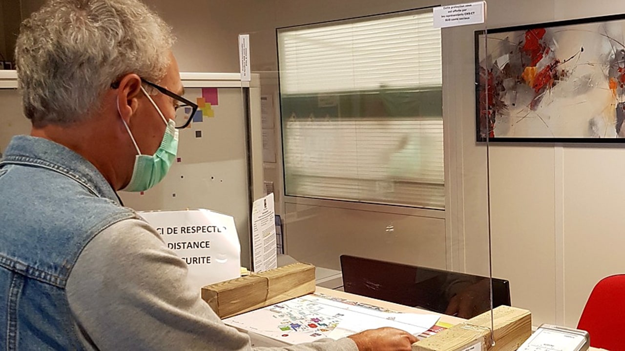 Pour le syndicat Sud Santé, les masques chirurgicaux ne protègent qu'imparfaitement des porteurs asymptomatiques, d'où la nécessité d'installer des vitres de protection.