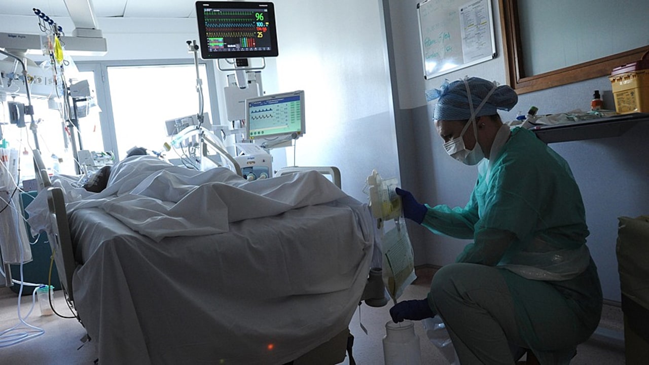 Avant le Covid-19, la France ne comptait que 5 000 lits de réanimation. Au plus fort de la crise, elle a porté ce nombre à 14 000. Un tour de force grâce à des lits "éphémères" qui n'ont en rien altéré la qualité des soins. (Pascal Bachelet/BSIP)