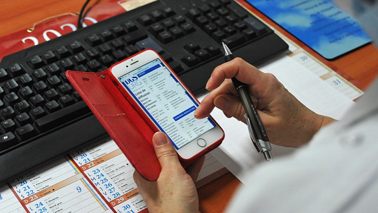 Des astreintes téléphoniques sont organisées, dans chaque territoire, en gériatrie et en soins palliatifs pour accompagner les personnels d'Ehpad et participer aux décisions médicales. (Pascal Bachelet/BSIP)