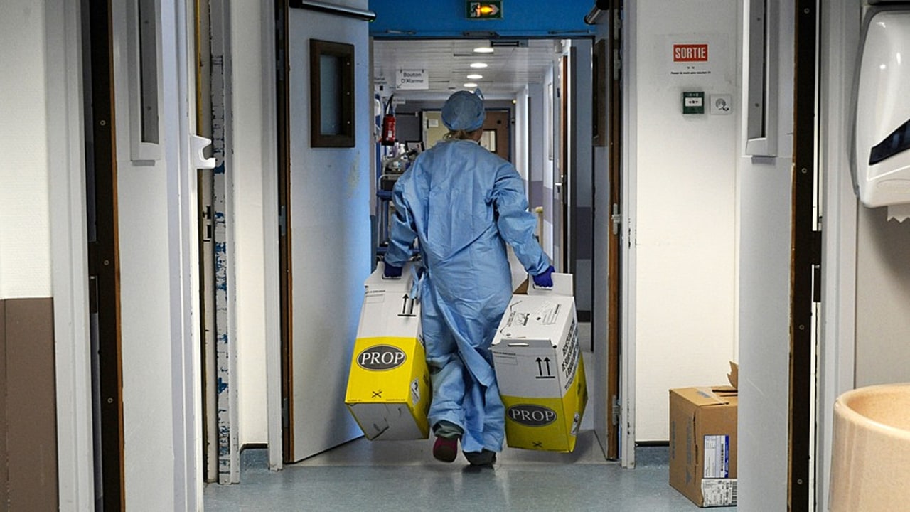 Pour justifier le relèvement dérogatoire de la prime Covid-19 à 1 500 €, la DGOS "recommande" aux directeurs d'informer la CME et le CTE sur les critères envisagés, entre autres pour la liste des services éligibles. (Pascal Bachelet/BSIP)