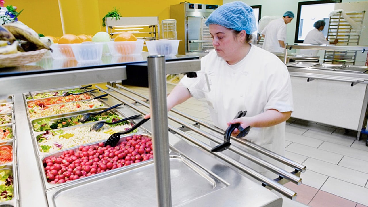 Les restaurants hospitaliers ont pris des mesures spécifiques d'accueil durant la crise sanitaire. Exit notamment les bars à salades tels que proposés dans les selfs habituellement. (B. Boissonnet/BSIP)