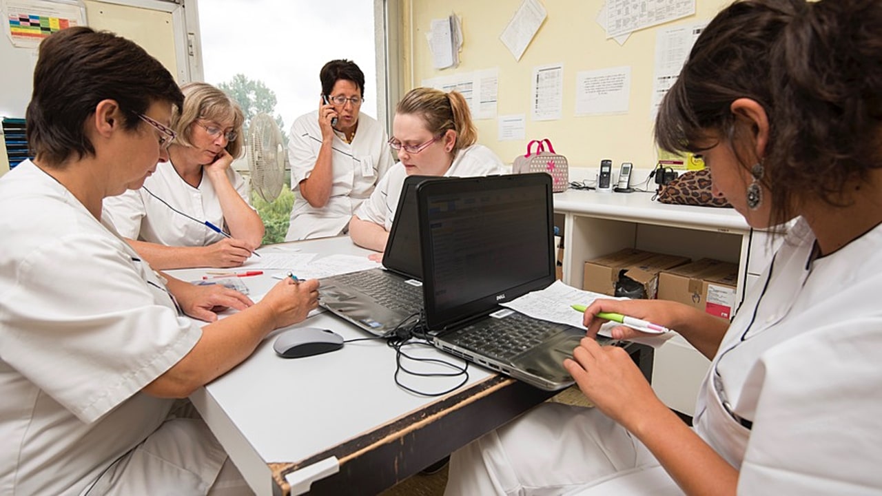 Les professionnels paramédicaux, notamment certaines spécialités infirmières, ne s'estiment pas assez représentés à la table des négociations du Ségur de la santé. (Astier/BSIP)