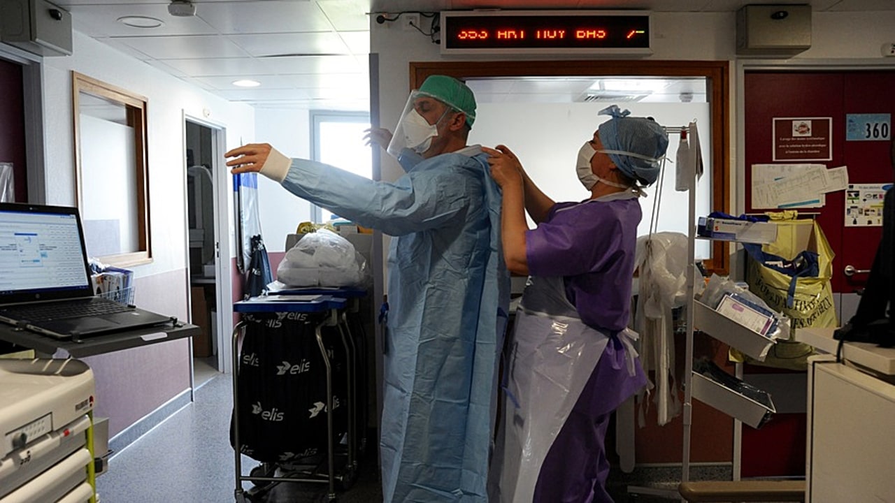 À l'instar du public, les établissements privés, comme ici l'Hôpital Jacques-Cartier à Massy (Essonne), vont également pouvoir récompenser par une prime la pleine mobilisation de leurs personnels face au Covid-19. (Pascal Bachelet/BSIP)