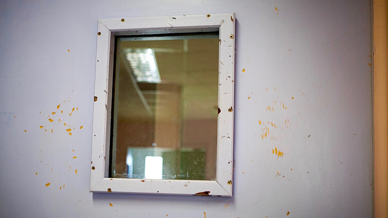 Lors de la visite du CGLPL à l'EPS de Moisselles, 18 patients étaient hospitalisés dans les unités d'entrants et Covid-19, dont 6 admis en soins libres. Toutes les chambres étaient fermées à clé 24h/24. (Amélie Benoist/BSIP)