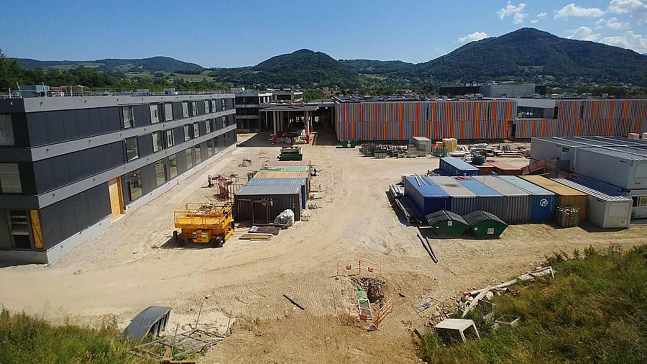 Le chantier terminé, l'espace vert sera géré de manière écologique, avec des prairies fleuries et des essences locales pour éviter les plantes envahissantes. (CH de Voiron)