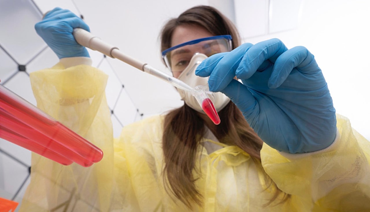 Le ministère des Solidarités et de la Santé préconise de dépister en priorité les équipes de soins grâce au suivi effectué par la médecine du travail. (SPL/BSIP)