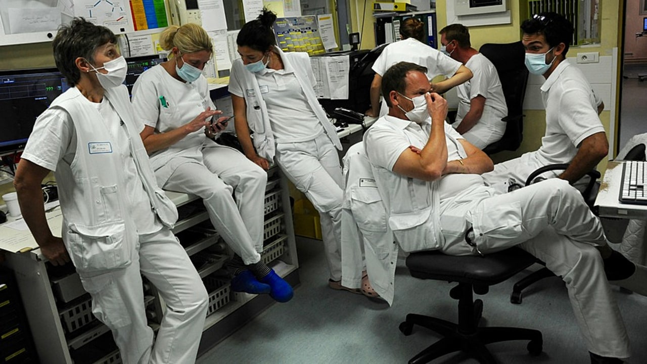 Là où les praticiens réclament une hausse de 1 200 € brut mensuel dès juillet de l'indemnité d'engagement de service public exclusif, les pouvoirs publics proposent 600 à 900 € selon l'ancienneté en 2021. (Pascal Bachelet/BSIP)