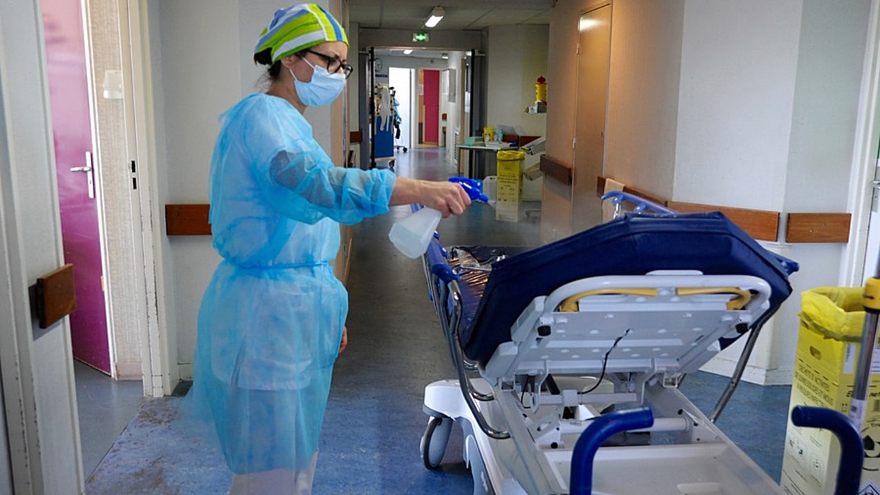 La désinfection des locaux doit être régulière en insistant particulièrement sur les poignées de porte, de brancards et de lits, les rampes d'escalier, les boutons d'ascenseur et autres surfaces de contact. (Pascal Bachelet/BSIP).